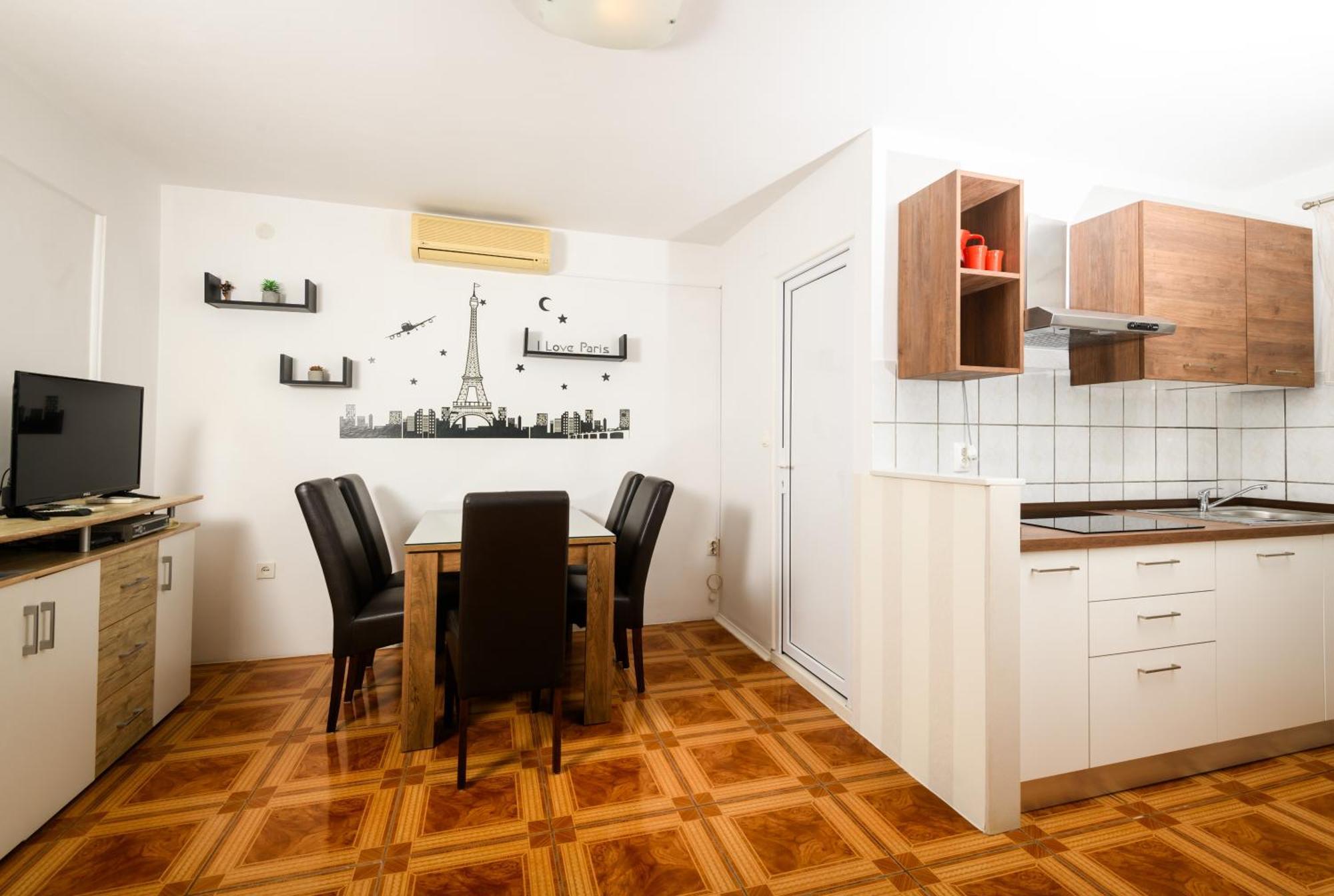 Emina Apartment *