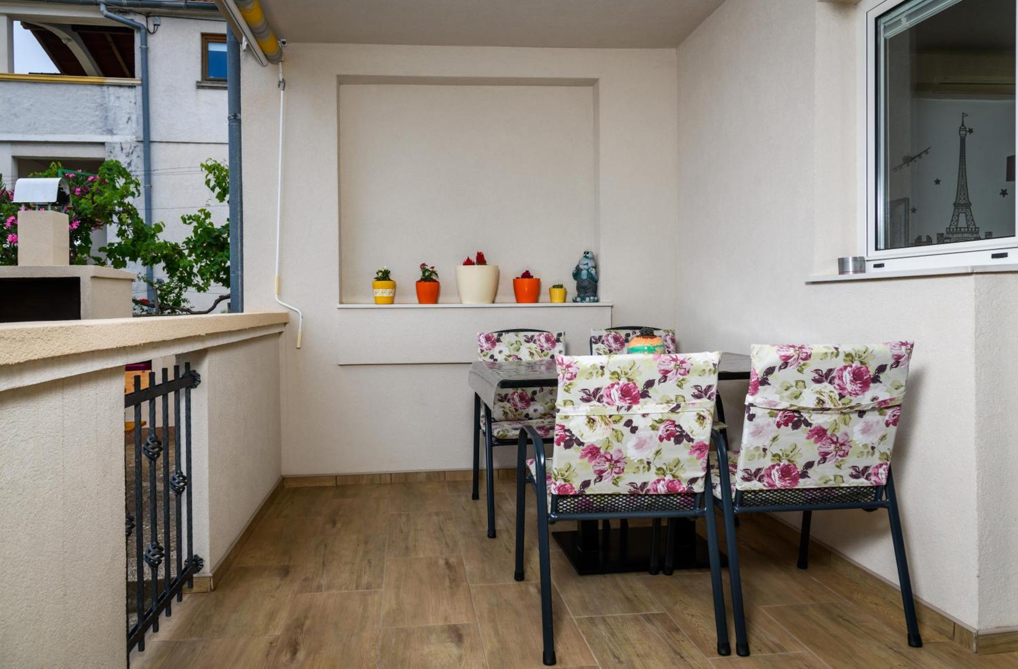 Emina Apartment *